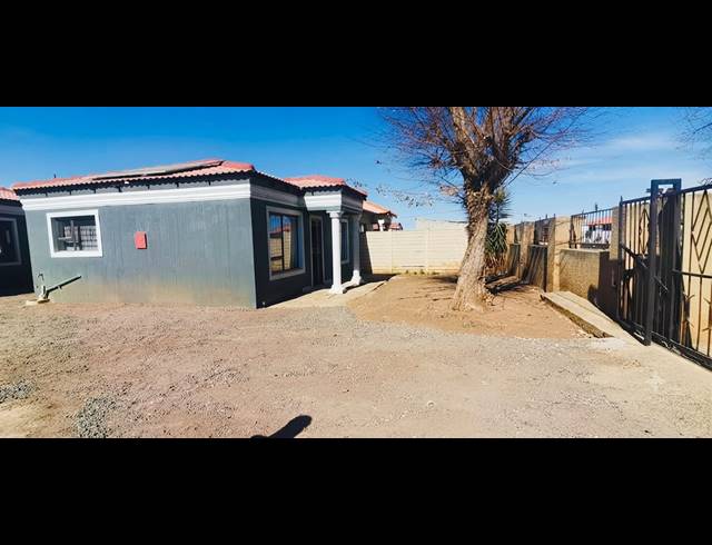 4 BEDROOM HOUSE FOR SALE IN SEBOKENG ZONE 11
